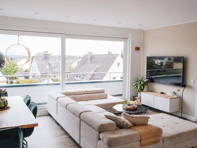 Stilvolle 3 Zimmer Wohnung mit Loggia, Balkon und Klimaanlage