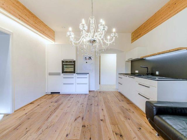 Stilvolle 3 Zimmer Wohnung mit traumhaftem Parkblick Top 3