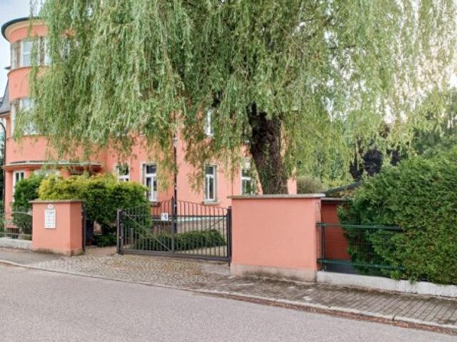 Stilvolle 3 Raum Wohnung in repräsentativer Fabrikantenvilla in Thalheim zu vermieten!
