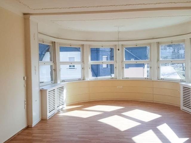 Stilvolle 3 Raum Wohnung in repräsentativer Fabrikantenvilla in Thalheim zu vermieten!