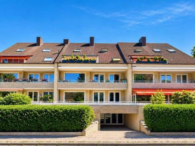 Stilvolle 140 qm Hochparterre Wohnung in Alt Rahlstedt zzgl. 122 qm Nutzfläche/ehem. Schwimmbad