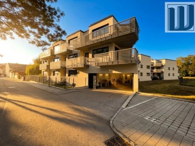 Stilvolle 2 Zi Dachgeschoß Wohnung mit 2 Balkonen & Garage in Leobersdorf, 67m²