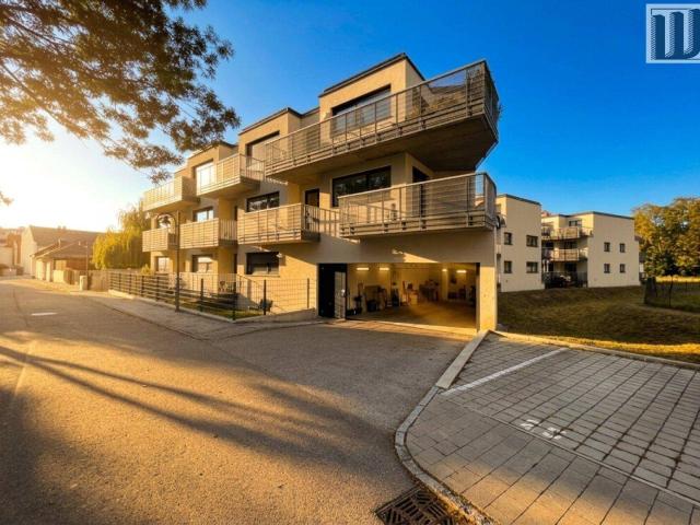 Stilvolle 2 Zi Dachgeschoß Wohnung mit 2 Balkonen & Garage in Leobersdorf, 67m²