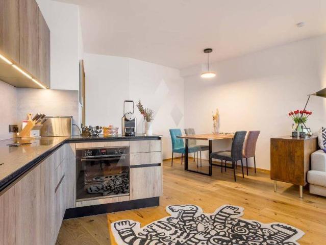 Stilvolle 2 Zimmerwohnung noch 1,5 Jahre befristet vermietet. Warmmiete 1200 Euro