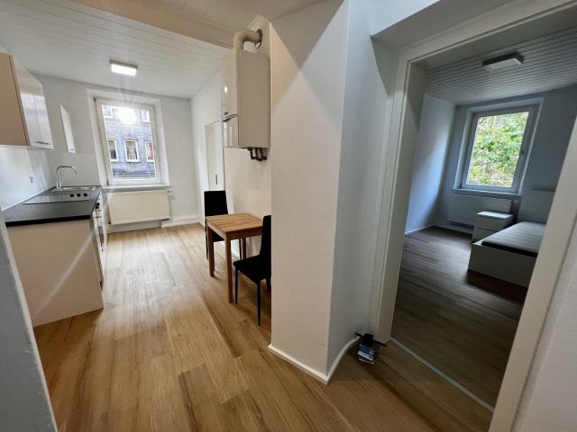 Stilvolle 2 Zimmer Altbauwohnung – frisch renoviert mit moderner EBK  WG Geeignet