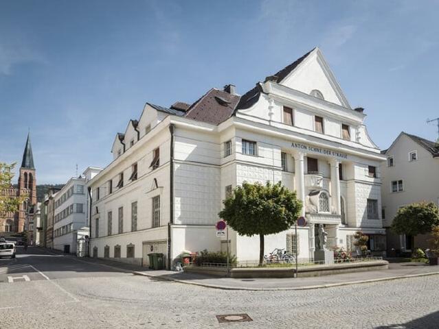 Stilvolle 2 Zimmer Altbauwohnung in der ehemaligen Bregenzer Nationalbank – Exklusives Wohnen im Herzen der Fußgängerzone