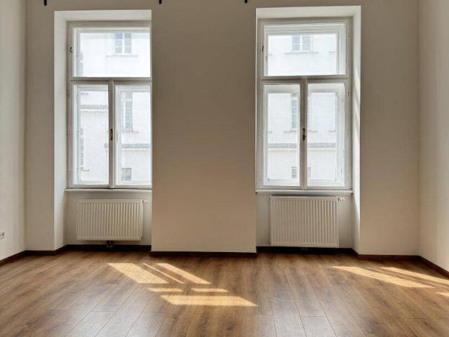 Stilvolle 2 Zimmer Altbauwohnung mit genehmigtem Balkon in bester Lage der Josefstadt