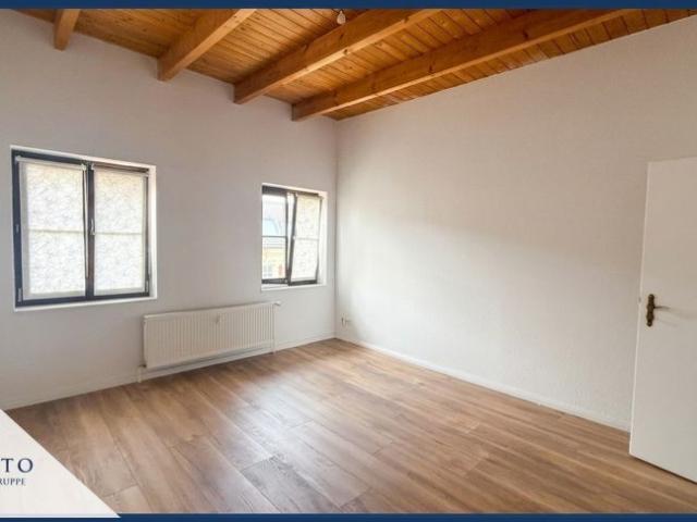 Stilvolle 2 Zimmer Dachgeschosswohnung mit Holzbalkendecke, Einbauküche & modernisiertem Bad