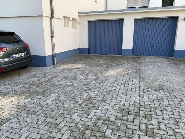 Stilvolle 2 Zimmer Wohnung mit 2 Balkonen und Doppelstellplatz in Bestlage von Düsseldorf Oberkassel