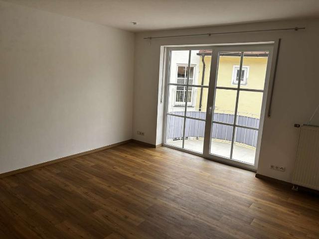 Stilvolle 2 Zimmer Wohnung mit Wohnküche, Balkon, Aufzug & Stellplatz – Toplage Bad Reichenhalla