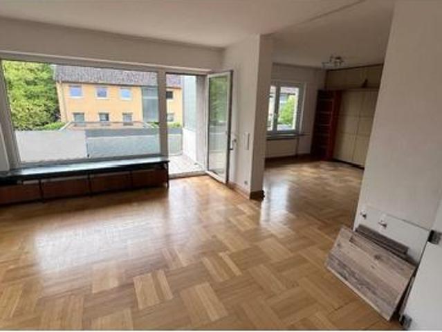 Stilvolle 4 5 Zimmer Eigentumswohnung mit zwei Balkonen, zusätzlichem Dachgeschosszimmer, Garage und Gartenbereich