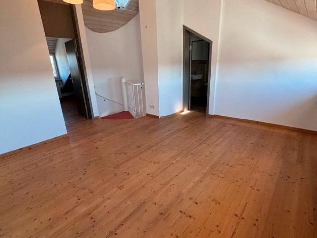 Stilvolle 4 Zimmer Maisonette Whg mit Balkon, EBK, Kamin, 2 Bäder