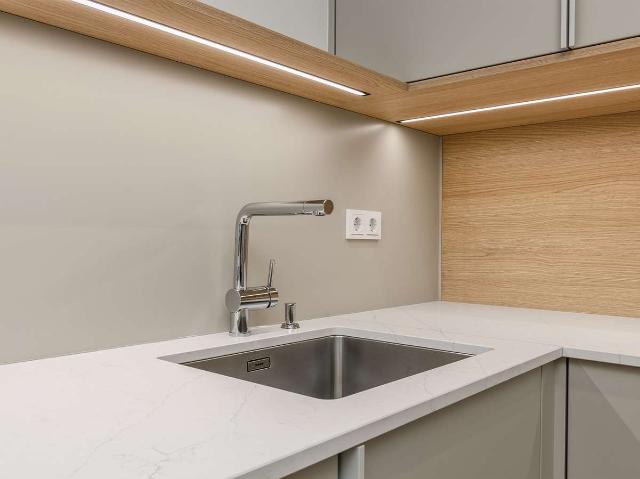 Stilvolle 4 Zimmer Wohnung mit 2 Balkonen & 2 Bädern in Friedrichshain