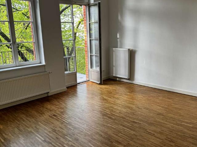 Stilvolle Altbauwohnung im Denkmal mit Balkon, Einbauküche und Fahrstuhl