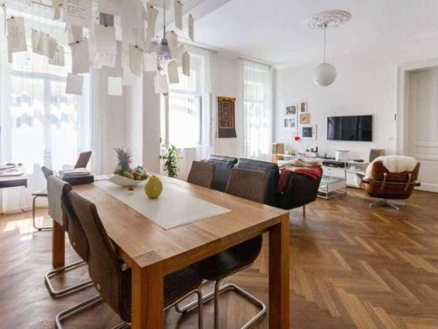 Stilvolle Altbauwohnung mit Blick auf den Ortweinplatz