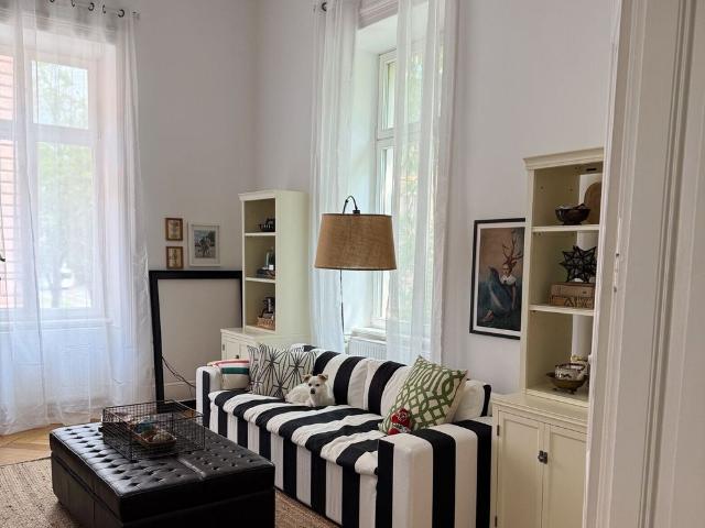Stilvolle Altbauwohnung mit vier Zimmern, Balkon und moderner Küche in Bahnhofsnähe