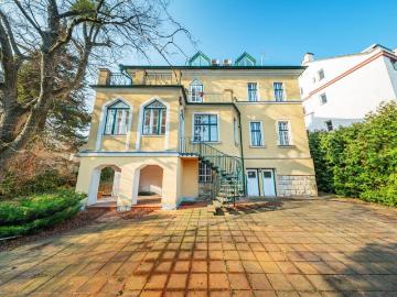 Altbauvilla mit Terrasse und Garten