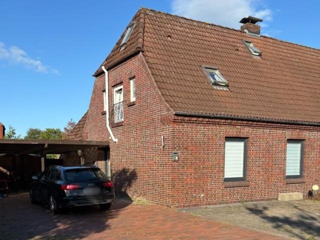 Stilvolle Doppelhaushälfte mit ca. 130 m² Wohn und Nutzfläche, Carport, Garten und neuerer Heizung