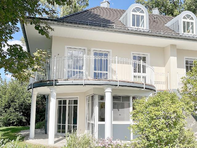 Stilvolle Doppelhaushälfte mit Kamin, Südwest Garten und Dachstudio