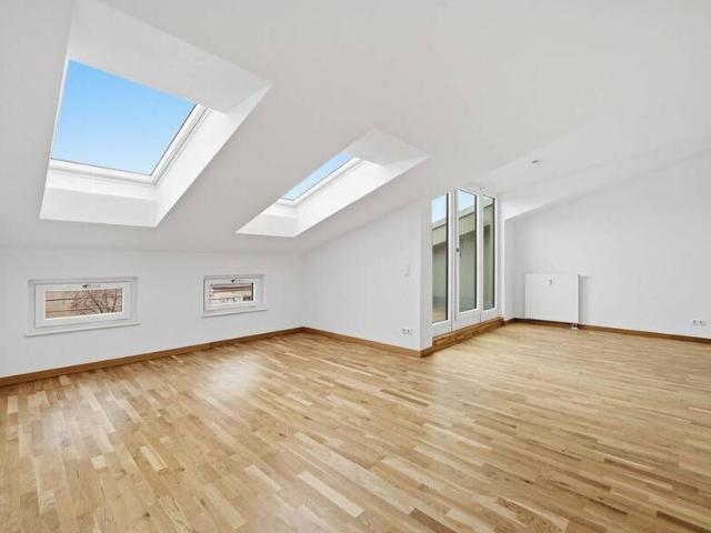 Stilvolle Dachgeschosswohnung in Spandau 2 Zimmer, EBK und Balkon nahe Havel Altstadt Spandau