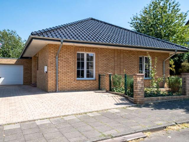 Stilvolle Eleganz auf einer Ebene – Exklusiver Bungalow in begehrter Wohnlage von EU Stotzheim