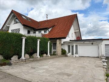 Stilvolle Erdgeschosswohnung mit zwei überdachten Terrassen und mediterranem Wohnflair