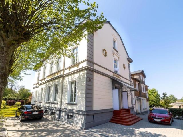 Stilvolle Etagenwohnung in denkmalgeschützter Fabrikantenvilla – Wohnen mit Charakter