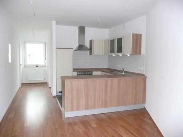Stilvolle, exklusive 2,5 Zi. Wohnung mit Einbauküche und Balkon.