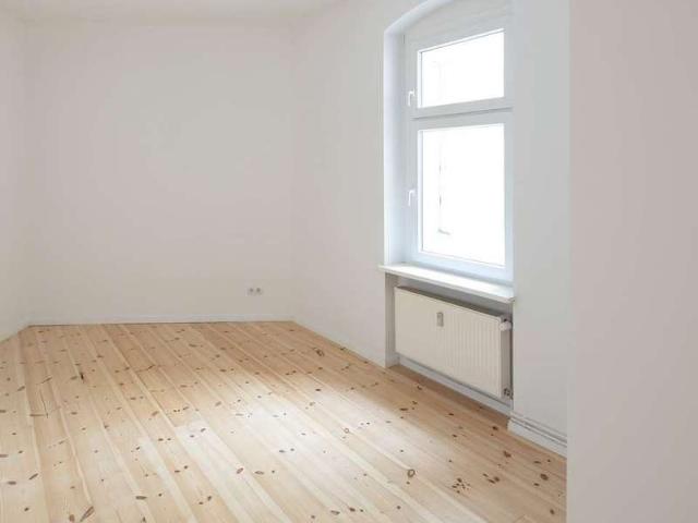 Stilvolle Kapitalanlage: Bezugsfreie und großzügige 2 Zimmer Altbauwohnung in Tempelhof!