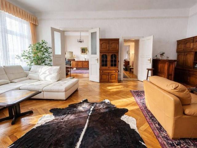 Stilvolle, möblierte Altbauwohnung mit Aufzug in begehrter Lage von Wilmersdorf