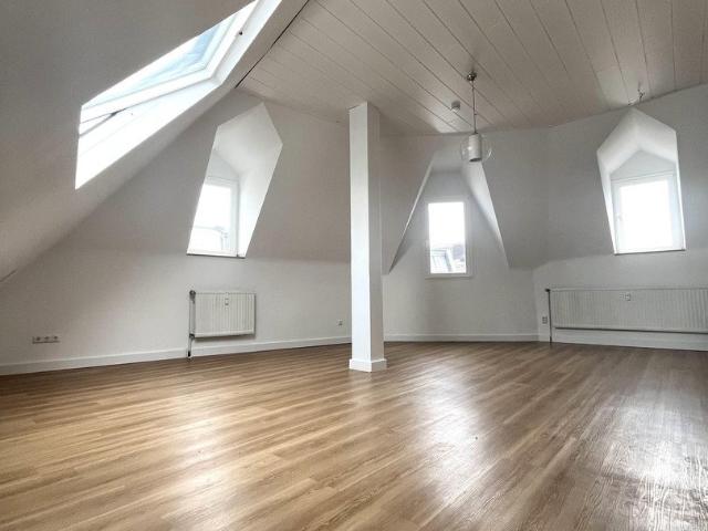 Stilvolle Modernisierte 2 Zimmer Wohnung am Schillerplatz