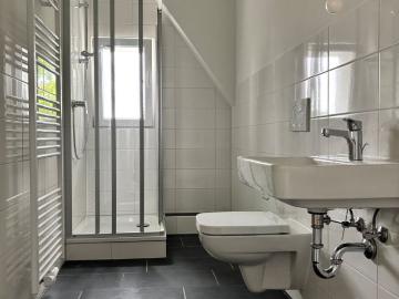 Stilvolle, neu ausgebaute Dachgeschosswohnung am Waldrand – Erstbezug!
