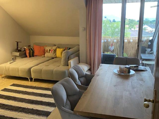 Stilvolle, sanierte 2,5 Zimmer Maisonette Wohnung mit Loggia