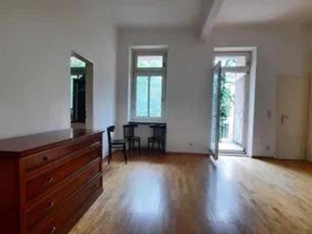 STILVOLLE RÄUMLICHKEITEN MIT GROSSEM BALKON