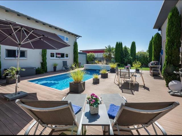 Stilvolle Wohnresidenz mit Pool, Privatsphäre und großzügigem Raumkonzept