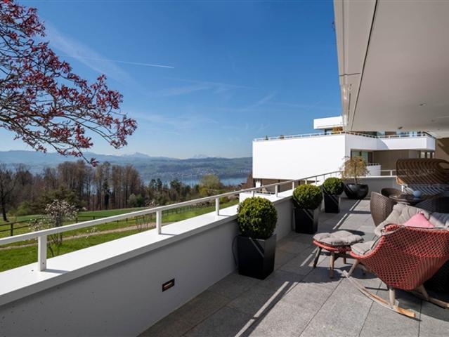 Stilvolle und top moderne Eigentumswohnung am Zürichsee