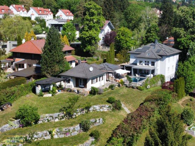 Stilvolle Villa mit Pool, Gästehaus & großem Naturgrundstück in begehrter Grünruhelage