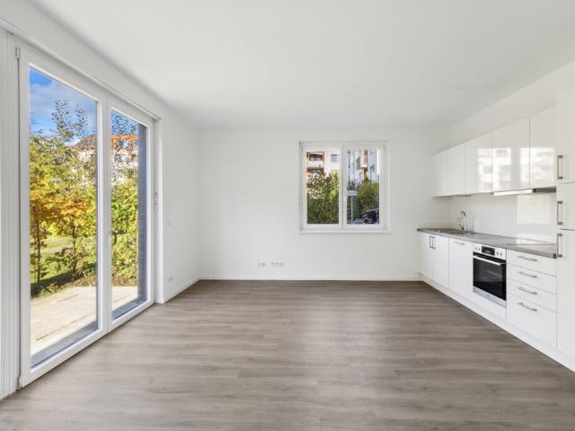 Stilvoller Neubau: Erdgeschosswohnung mit 3 Zimmern in naturnaher Umgebung