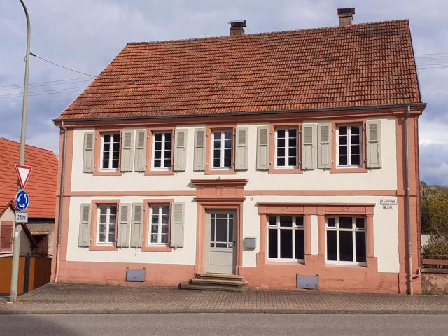Stilvoller Altbau mit großem Innenhof, Scheune und Stallungen