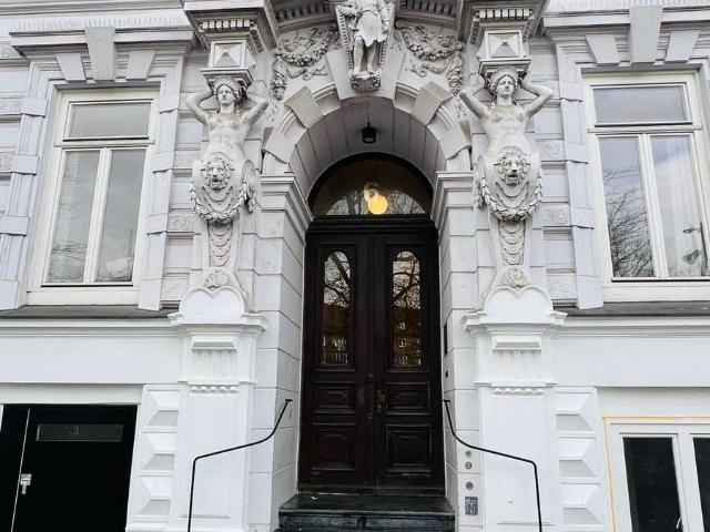 Stilvoller Altbautraum am Hansaplatz Exklusive 4 Zimmer Wohnung mit Luxusbad, Sauna & Balkon