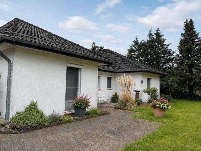 Stilvoller Bungalow in Feldrandlage mit Ausbaureserve