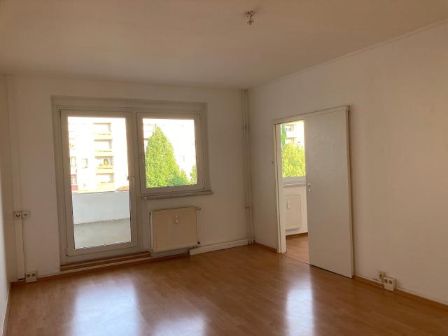 Stilvoller Einstieg: Singlewohnung mit Fensterküche und Wannenbad
