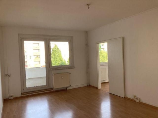 Stilvoller Einstieg: Singlewohnung mit Fensterküche und Wannenbad