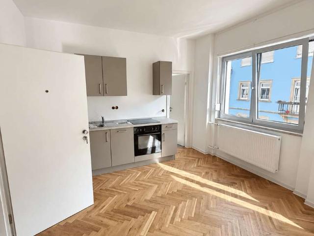 Stilvoller Erstbezug – moderne 2 Zimmer Wohnung mit Küche und Garten in Top Lage