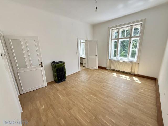 STILVOLLER ERSTBEZUG NACH SANIERUNG – 3 ZIMMER ALTBAUWOHNUNG MIT KACHELÖFEN & FISCHGRÄTPARKETT IN HERRSCHAFTLICHER VILLA IN PERCHTOLDSDORF ZU MIETEN!