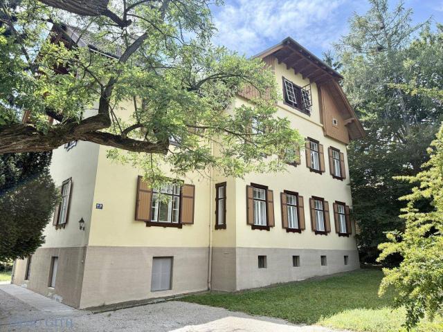 STILVOLLER ERSTBEZUG NACH SANIERUNG – 3 ZIMMER ALTBAUWOHNUNG MIT KACHELÖFEN & FISCHGRÄTPARKETT IN HERRSCHAFTLICHER VILLA IN PERCHTOLDSDORF ZU MIETEN!