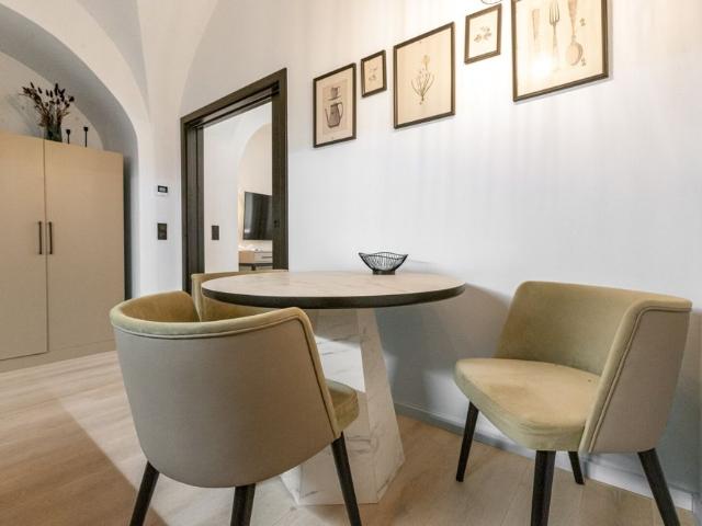 Stilvoller 35,21 m² Altbau in 1190 – Gewölbedecken, Designbad & Einbauküche – Wohnen beim Weingarten