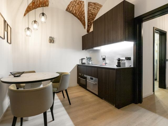 Stilvoller 35,21 m² Altbau in 1190 – Gewölbedecken, Designbad & Einbauküche – Wohnen beim Weingarten