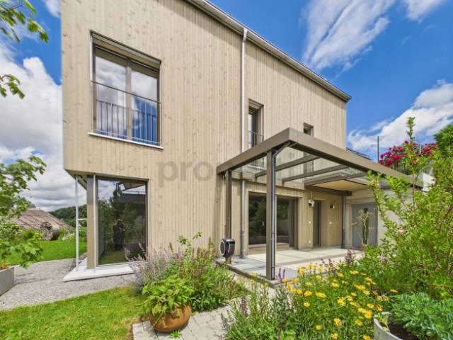 Stilvolles Neubau Einfamilienhaus in nachhaltiger Holzbauweise mit Naturgarten und Alpenblick