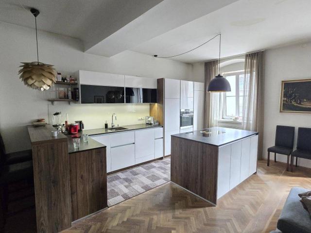 Stilvolles Ambiente: 3 Zimmer Maisonettwohnung mit möblierter Küche und Terrasse im Zentrum von Schärding